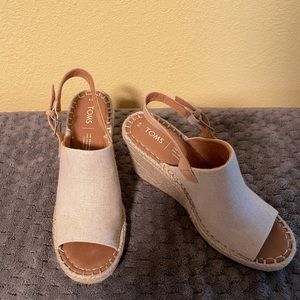 Tom’s Monica Tan/Carmel wedge heel 9